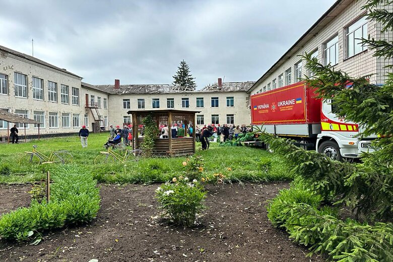 Последствия обстрела интерната в Сумской области: Подопечных эвакуировали в безопасные места 04 Наслідки обстрілу інтернату на Сумщині: Підопічних евакуювали в безпечні місця 04