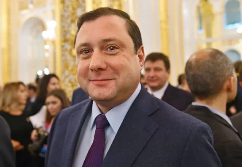 Пил не за победу: в России из-за постоянных запой сняли с должности губернатора Смоленской области. Фото dqxikeidqxidqeant