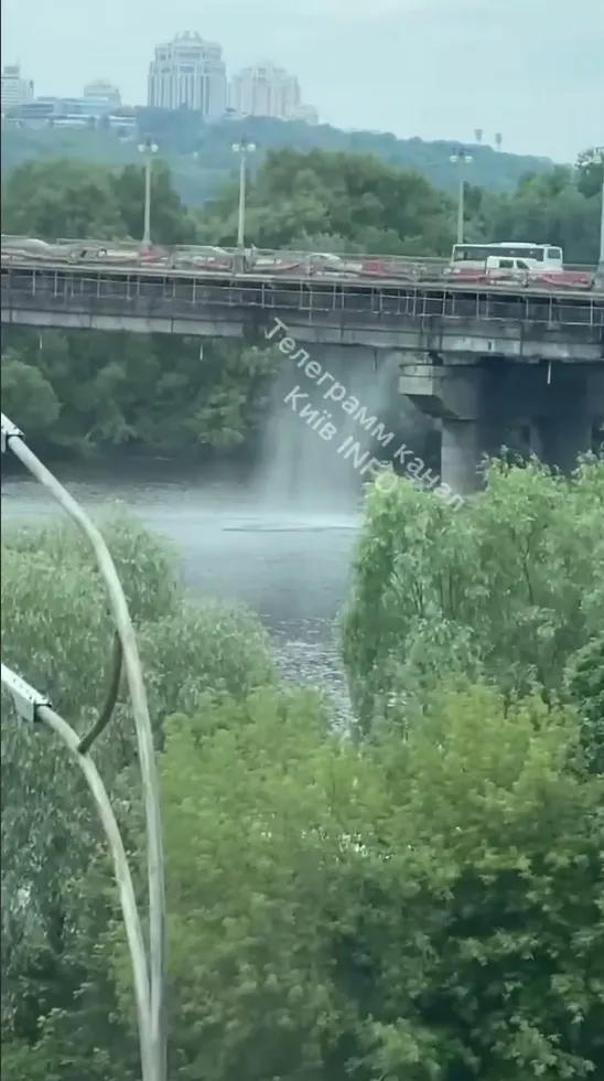 У Києві на мосту Патона через прорив труби з’явився водоспад. Відео dqxikeidqxiqdzant
