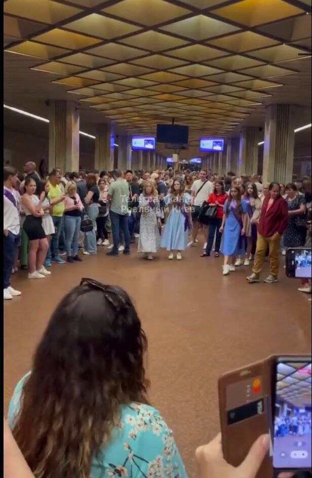 У Києві випускники через повітряну тривогу станцювали вальс на станції метро. Відео dqxikeidqxidqeant