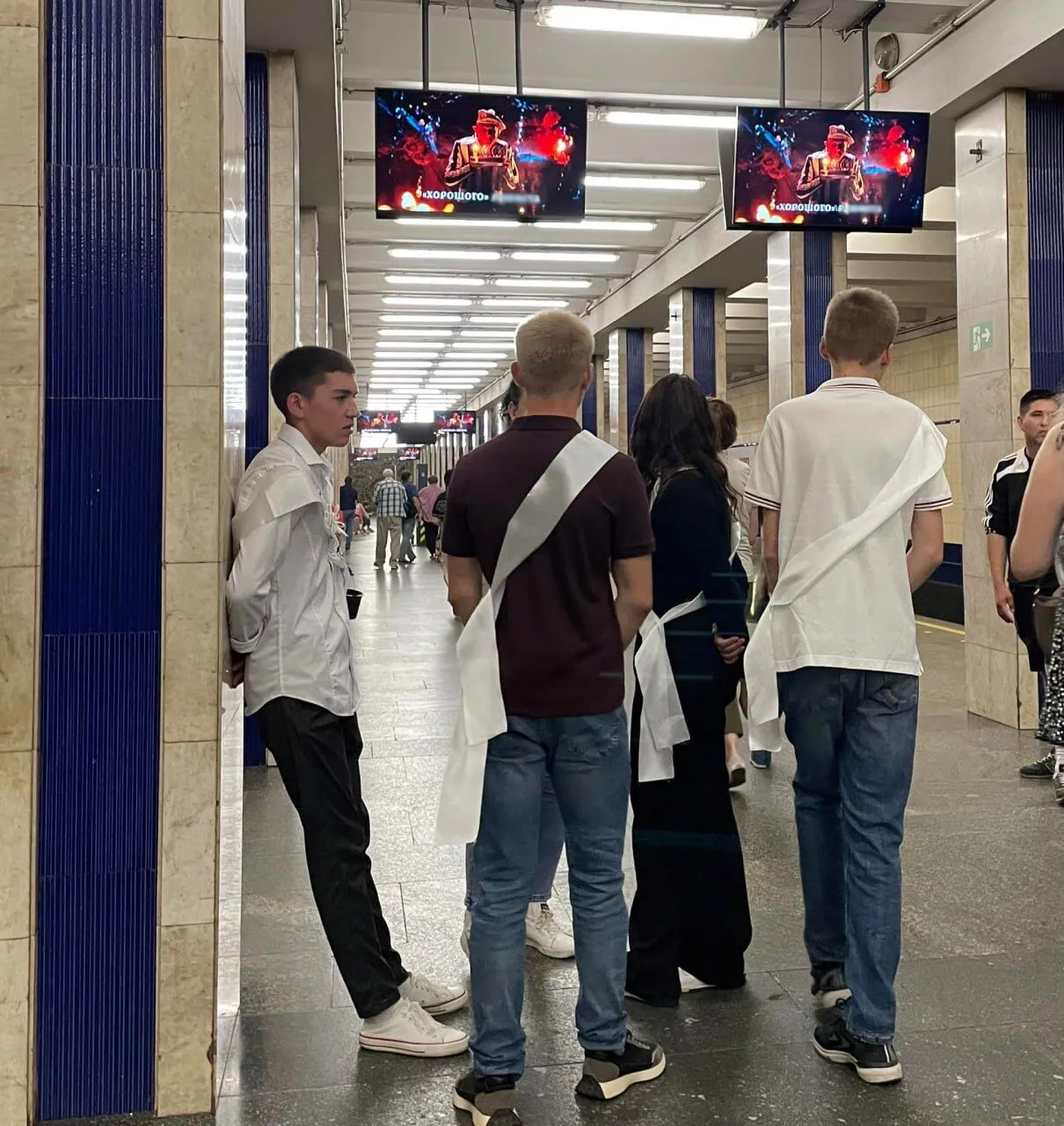 У Києві випускники через повітряну тривогу станцювали вальс на станції метро. Відео