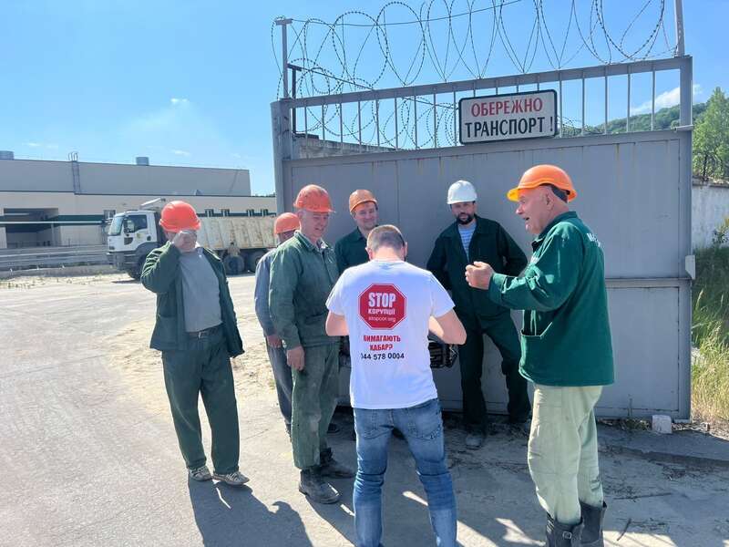 Представники компанії ’’Трипільська колота цегла’’ показали договір з ’’Аероком’’