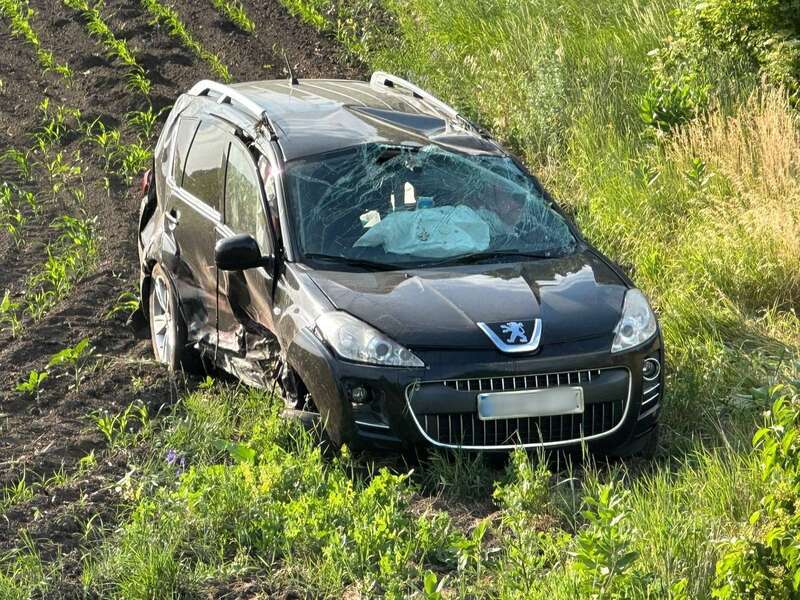 На Київщині Peugeot протаранив ВАЗ, а потім вилетів у кювет: є постраждалі. Фото