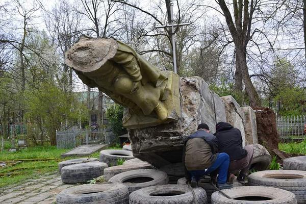 Демонтаж памятника неизвестному солдату инициировали городской совет и общественные организации. Фото: Василий Тимкив.