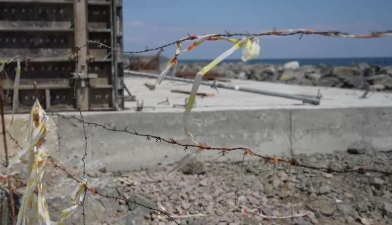 Колючая проволока на пляже