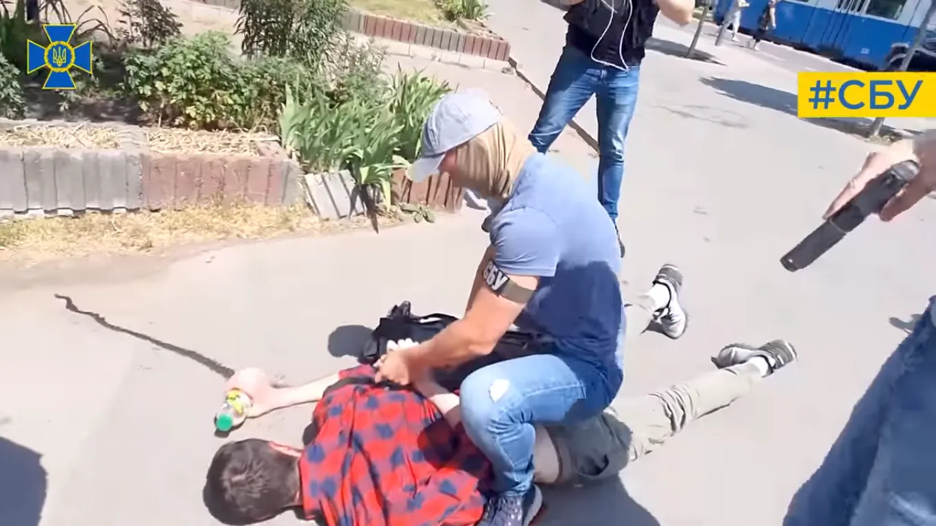 Співробітник СБУ надягнув підозрюваному наручники під час затримання dqxikeidqxidqeant