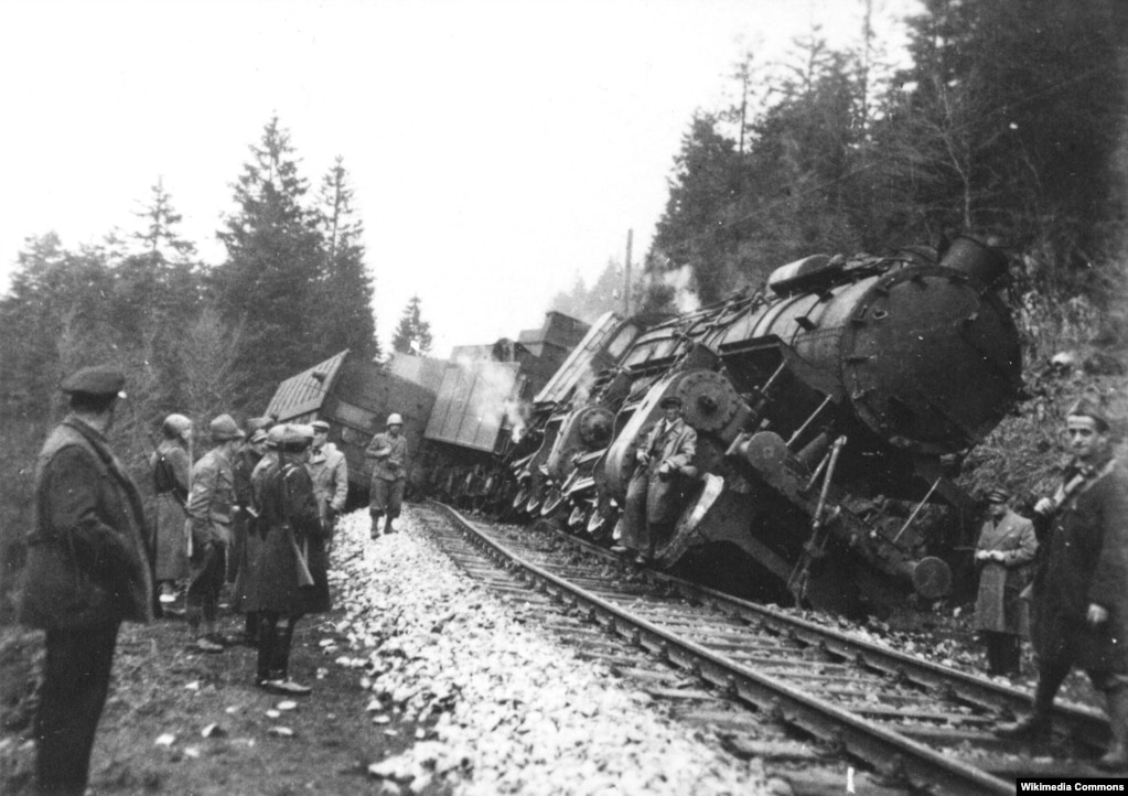 Підірваний на залізниці потяг. Світлина часів Другої світової війни. Місце не відоме