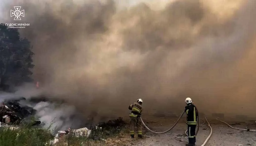 В Киевской области горела несанкционированная свалка: пожар тушили около 8 часов. Фото и видео