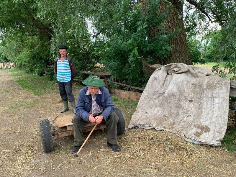 Алексей (пожилой мужчина в накомарнике): «Нормально живем. Кашу молочную дают». Фото: Ольга Мусафирова, специально для «Новой газеты Европа»