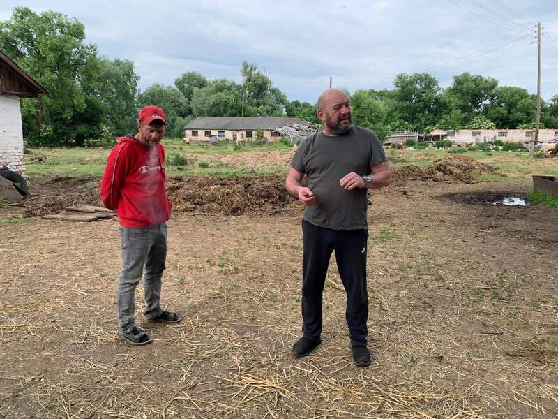 Саша-Моисей и директор проверяют на крепость характеры друг друга. Фото: Ольга Мусафирова, специально для «Новой газеты Европа»