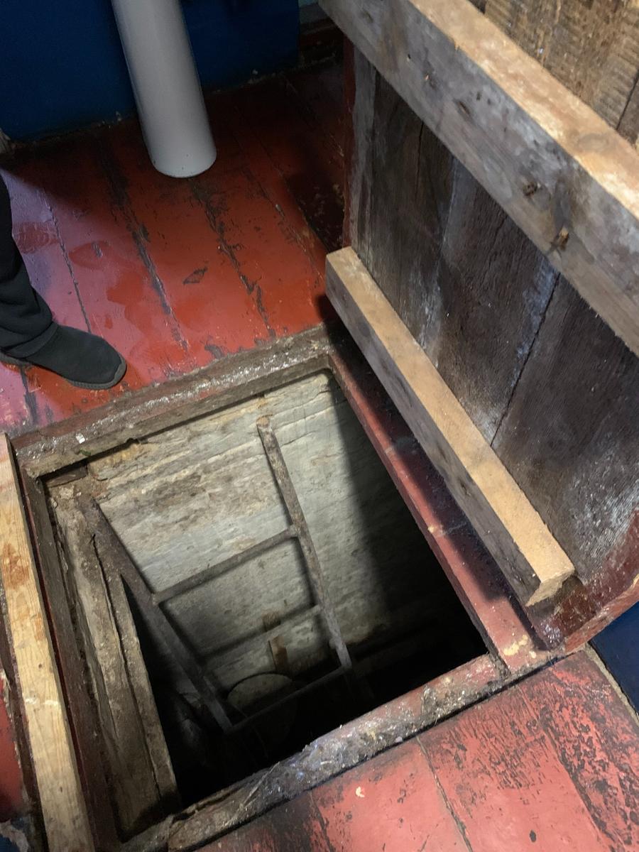 Погріб, який служив притулком для бездомних та персоналу у найстрашніші місяці війни. Фото: Ольга Мусафірова, спеціально для «Нової газети Європа»