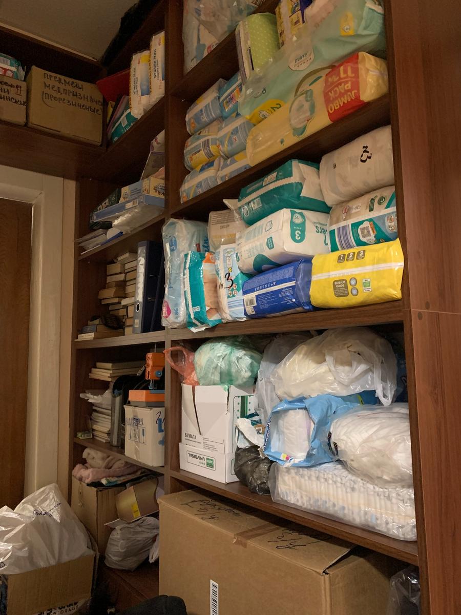 За броньованими дверима комори — запаси, які допомогли вижити не лише центру, а й мешканцям сусідніх багатоповерхівок. Фото: Ольга Мусафірова, спеціально для «Нової газети Європа»