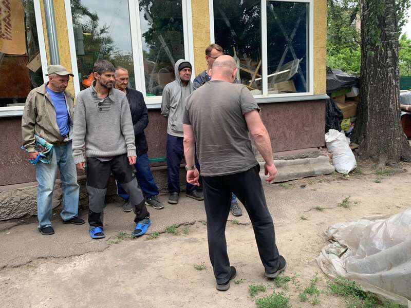 Чоловіки звично, як на перевірці у в’язниці, вишикувалися перед директором у шеренгу. Фото: Ольга Мусафірова, спеціально для «Нової газети Європа»