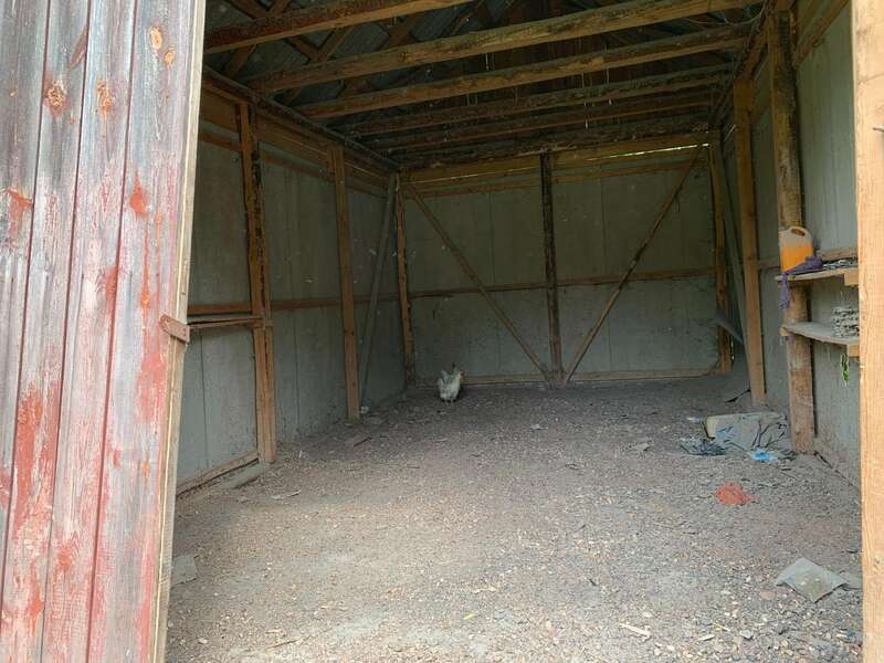 У цей гараж закотили ЗІЛ із боєприпасами і доверху закидали мотлохом. Фото: Ольга Мусафірова, спеціально для «Нової газети Європа»