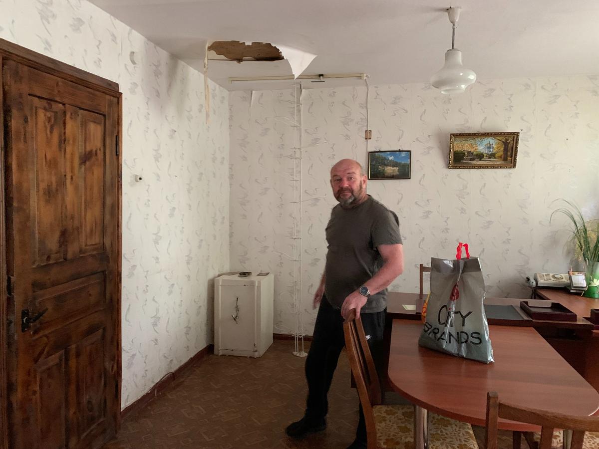 Танк вибухнув такою силою, що постраждала частина приміщень. Микола у кабінеті, де обвалилася частина стелі. Фото: Ольга Мусафірова, спеціально для «Нової газети Європа»