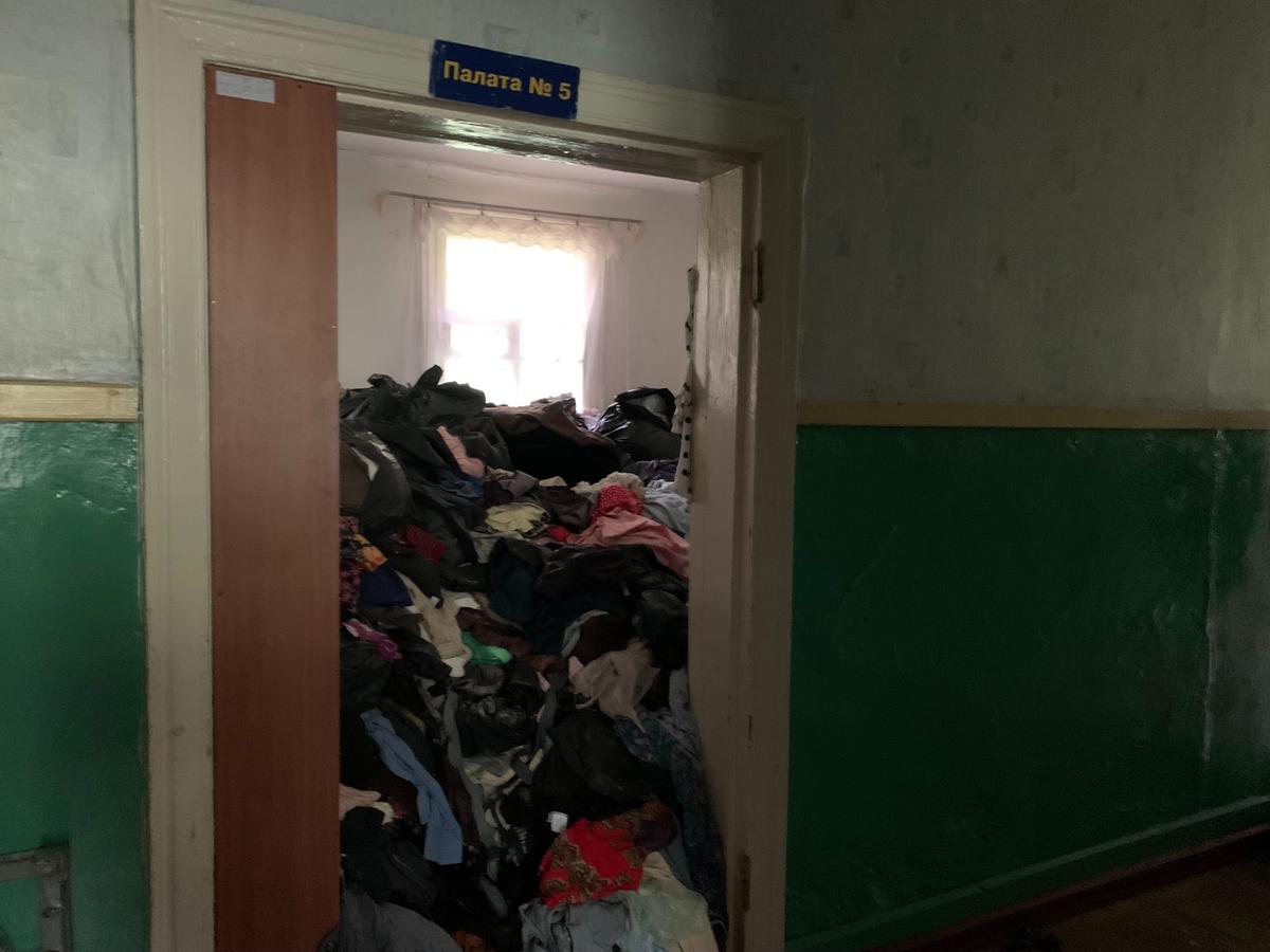 Російські військові розпатрали секонд-хенд, який сюди привезли як гуманітарну допомогу. Фото: Ольга Мусафірова, спеціально для «Нової газети Європа»