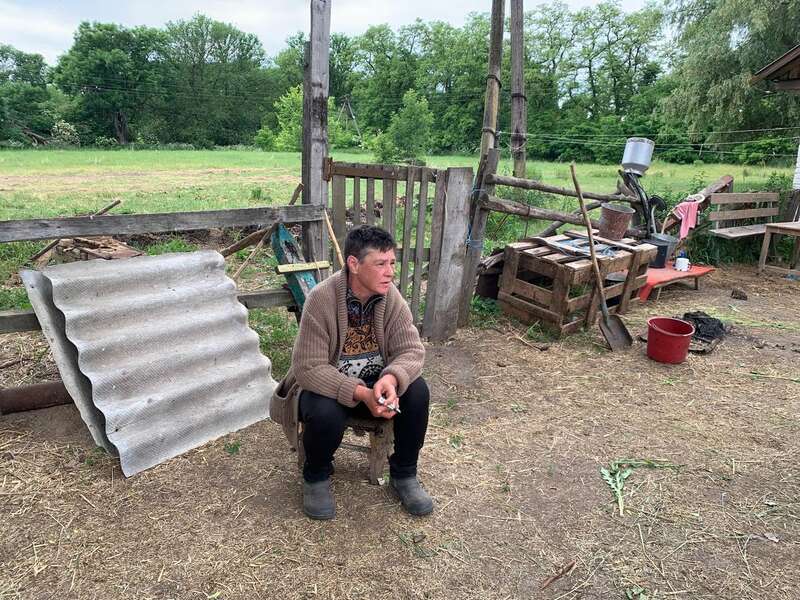 47-річна Марина Макарчук, яка відсиділа за крадіжку, доїть корів та виходжує телят. Фото: Ольга Мусафірова, спеціально для «Нової газети Європа»