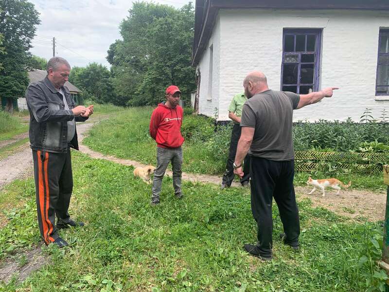 «Розбір польотів» (розмова «клієнтів» з Романовим, що несподівано нагрянув на ферму). Фото: Ольга Мусафірова, спеціально для «Нової газети Європа»