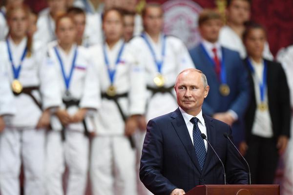 Путин и дзюдоисты.