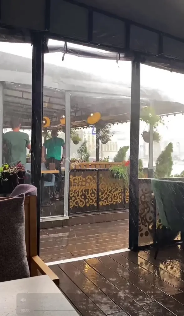 Киев накрыл мощный ливень, местами с градом: улицы подтопило, образовались пробки. Фото и видео