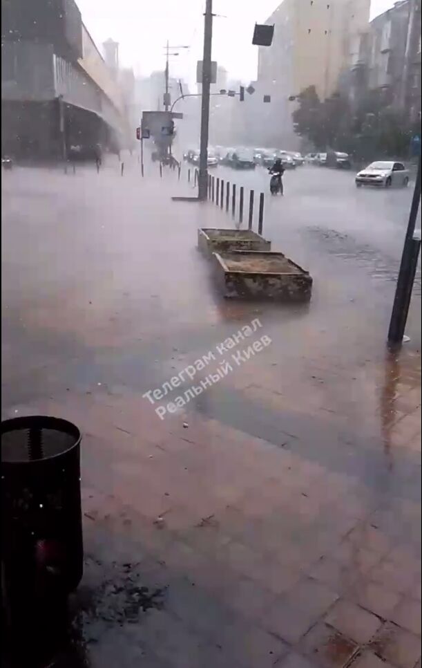 Київ накрила потужна злива, місцями з градом: вулиці підтопило, утворилися затори. Фото і відео