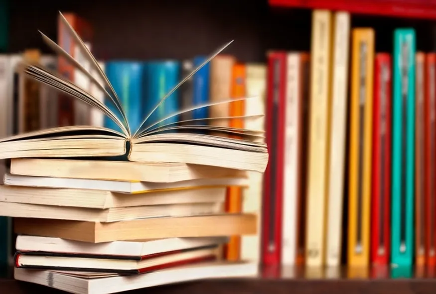 Российским книгам указали на дверь: президент через год подписал закон о запрете ввозить литературу из РФ dqxikeidqxidqrant