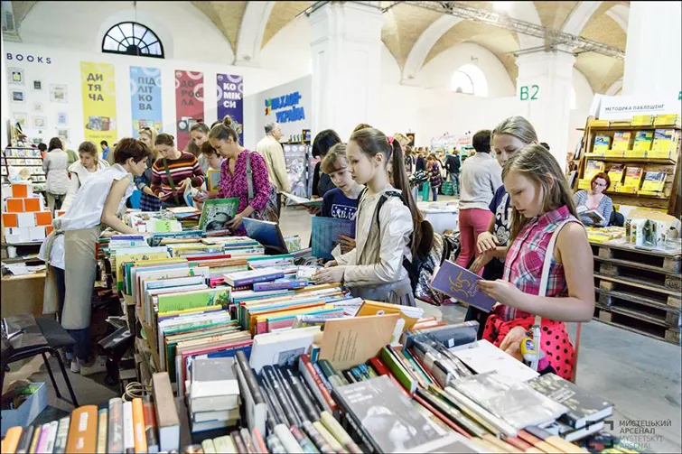 Российским книгам указали на дверь: президент через год подписал закон о запрете ввозить литературу из РФ