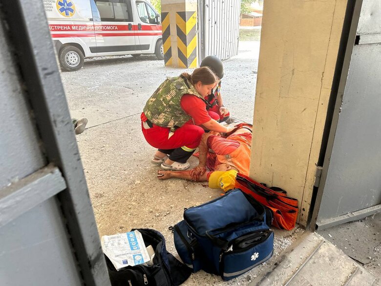 Рашисти прицільно обстріляли транспортне підприємство Херсону, загинули двоє працівників, - ОВА 08 Рашисти прицільно обстріляли транспортне підприємство Херсону, загинули двоє працівників, - ОВА 08