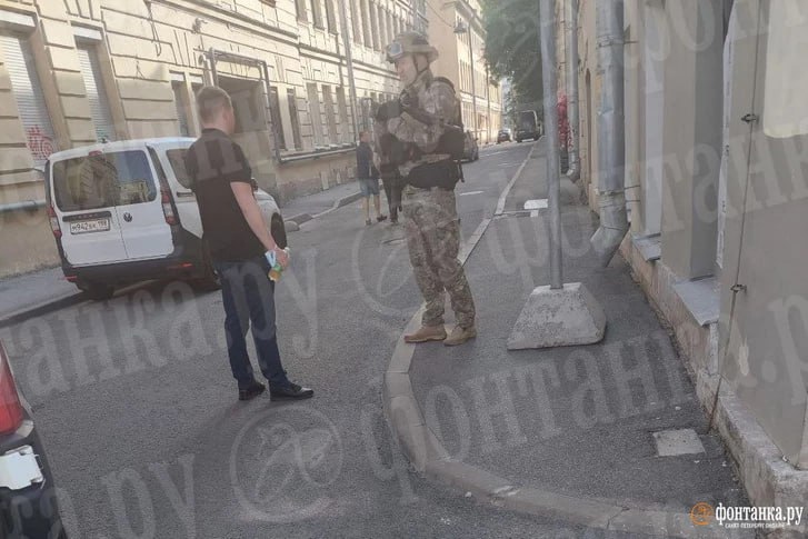 В здание ПВК Вагнер Центр в Петербурге пришли силовики 02 До будівлі ПВК Вагнер Центр у Петербурзі прийшли силовики 02