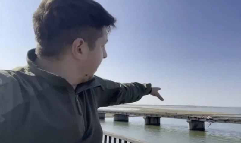 Другий пошкоджений міст (старий міст через Сиваш) розташований поруч із Чонгарським мостом.