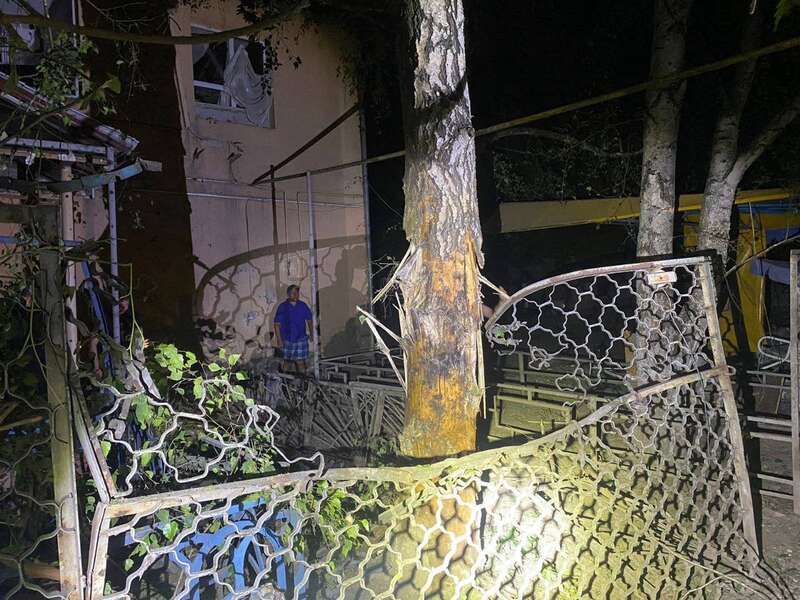 Окупанти завдали удару по Нікополю: є поранений, пошкоджено приватні будинки. Фото