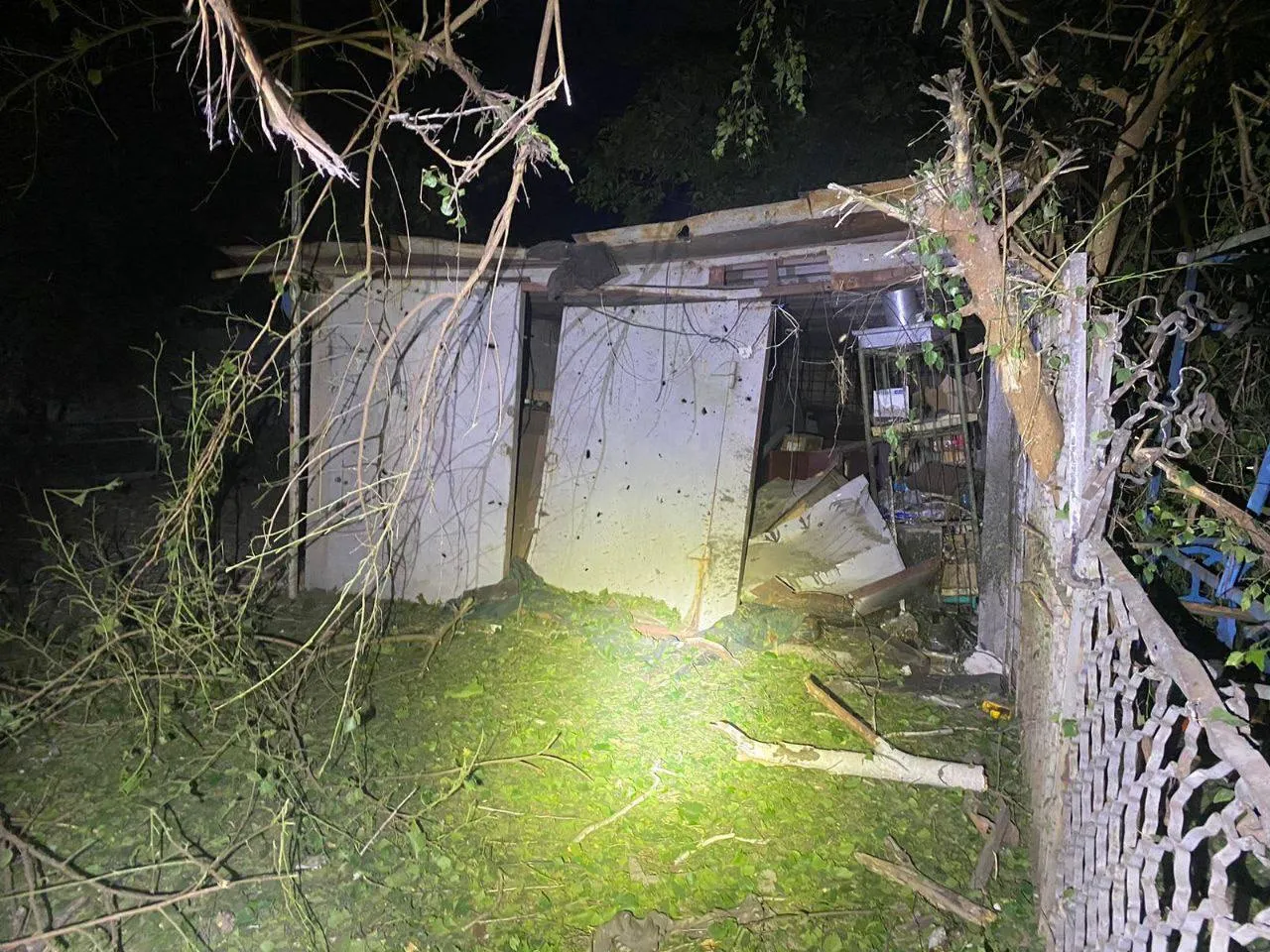 Окупанти завдали удару по Нікополю: є поранений, пошкоджено приватні будинки. Фото