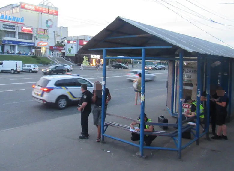 У Києві чоловік влаштував різанину після сварки на зупинці та втік. Фото dqxikeidqxidqrant