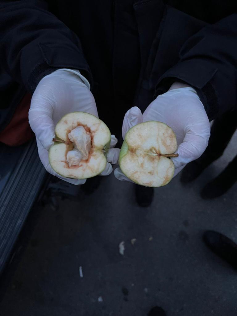 У Києві судитимуть чоловіка, який ховав кокаїн у яблуках. Фото