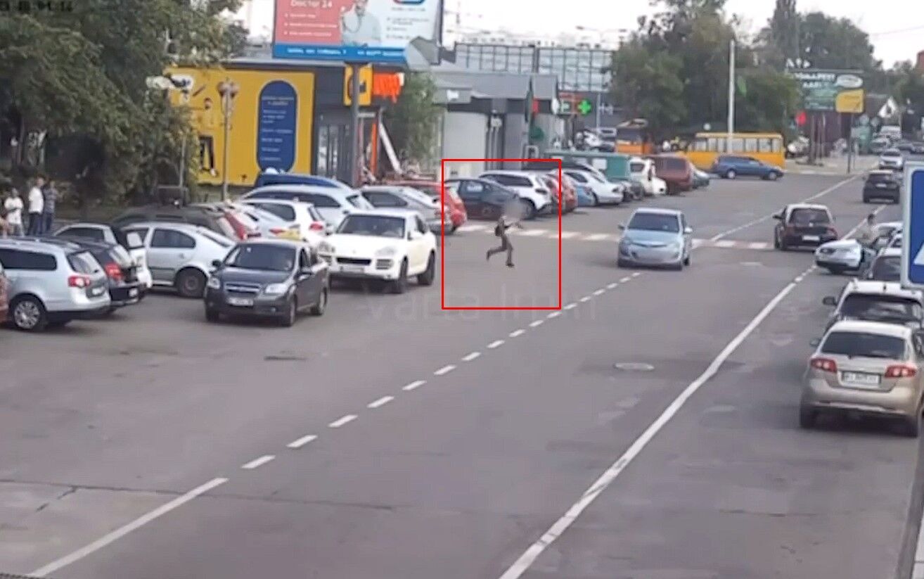 В Ірпені чоловік вибіг на дорогу та кинувся під колеса авто. Відео dqxikeidqxidqrant