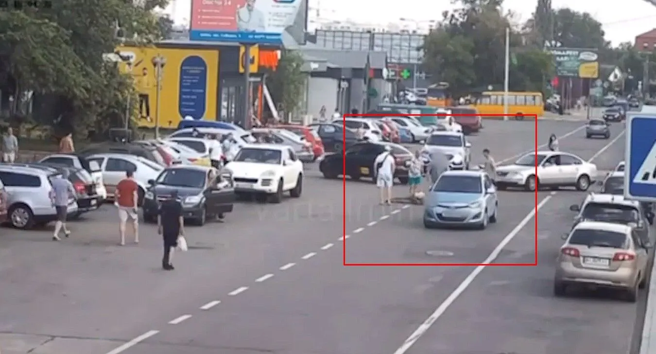 В Ірпені чоловік вибіг на дорогу та кинувся під колеса авто. Відео