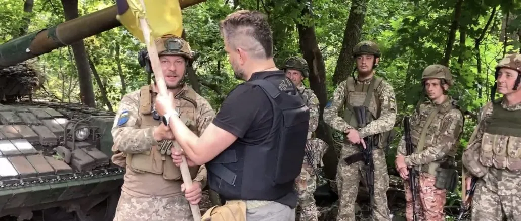 У Вільнюсі під час саміту НАТО піднімуть фронтовий прапор України, який принесуть 33 марафонці dqxikeidqxidqrant