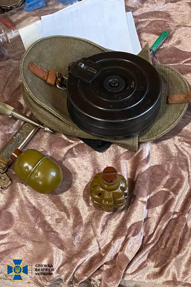 У лісника на Львівщині виявили схрон зі зброєю та боєприпасами, - СБУ 02 dqxikeidqxidqrant