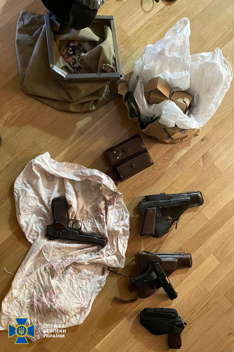 У лісника на Львівщині виявили схрон зі зброєю та боєприпасами, - СБУ 03