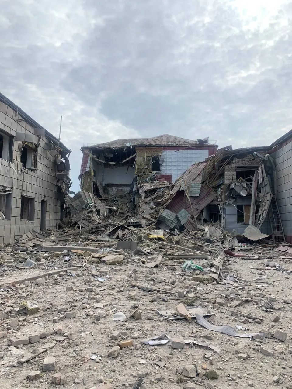 Нічний ракетний удар окупантів знищив гімназію на Запоріжжі, де навчалися 700 дітей. Відео та фото