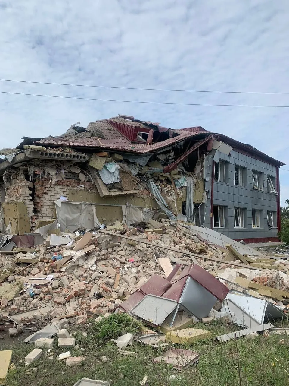 Нічний ракетний удар окупантів знищив гімназію на Запоріжжі, де навчалися 700 дітей. Відео та фото