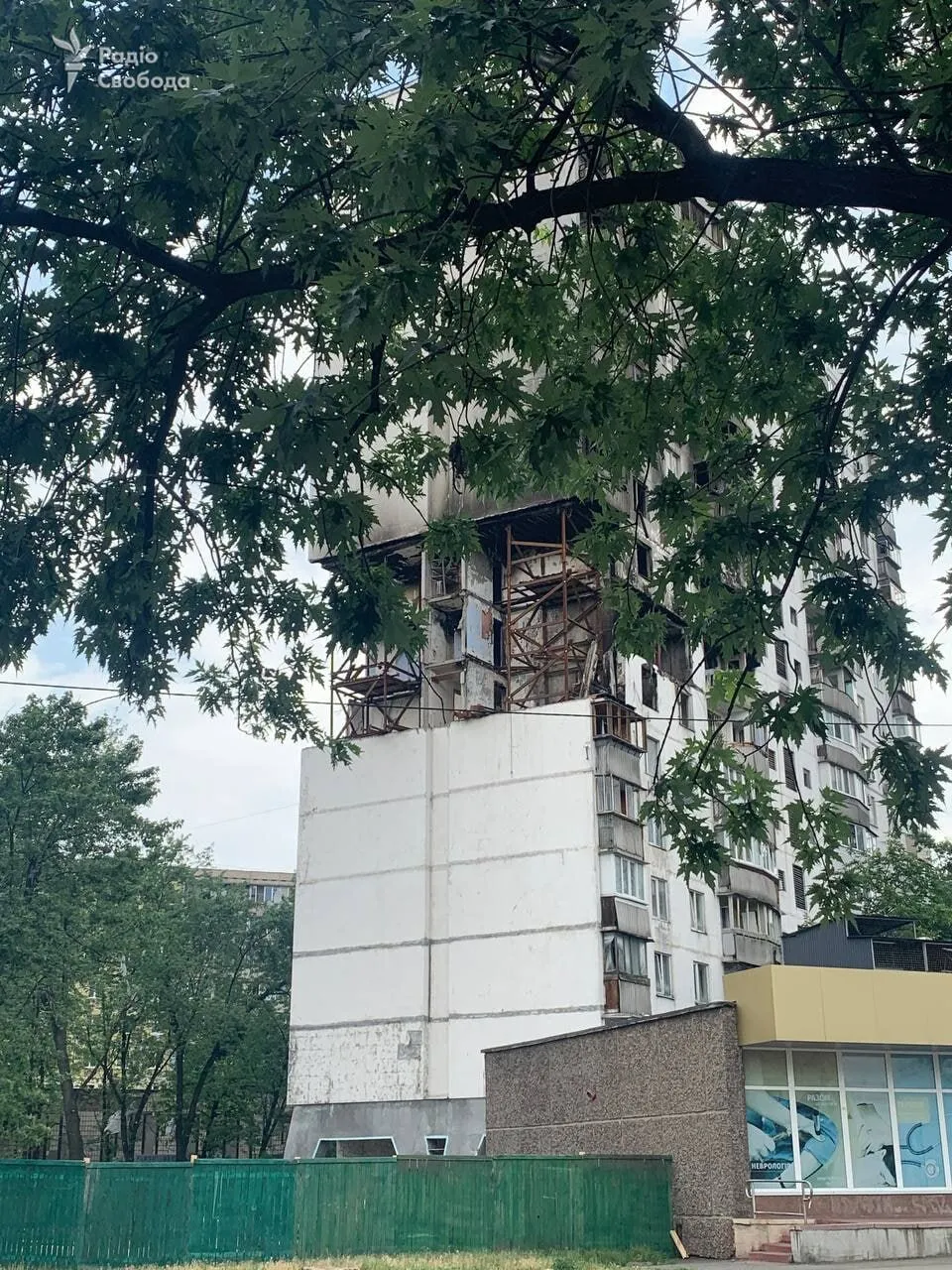 У Києві фахівці почали укріплювати стіни багатоповерхівки, де вибухнув газ. Фото