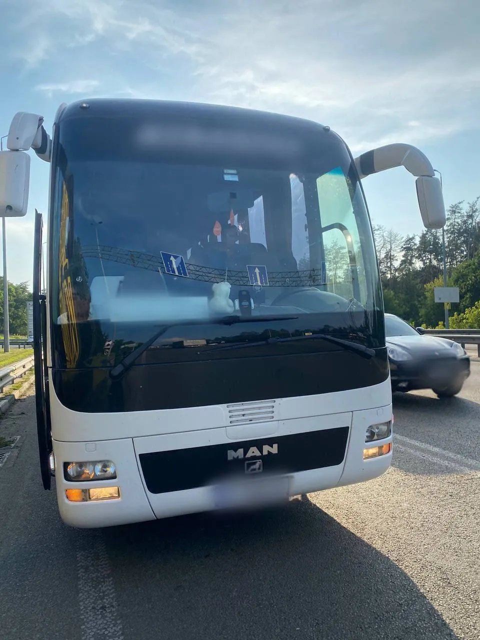 На Київщині легковик протаранив автобус: водій останнього втік, постраждали діти. Фото