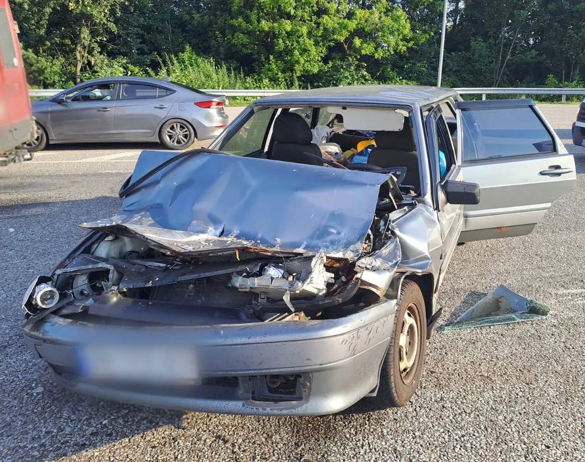 На Київщині легковик протаранив автобус: водій останнього втік, постраждали діти. Фото