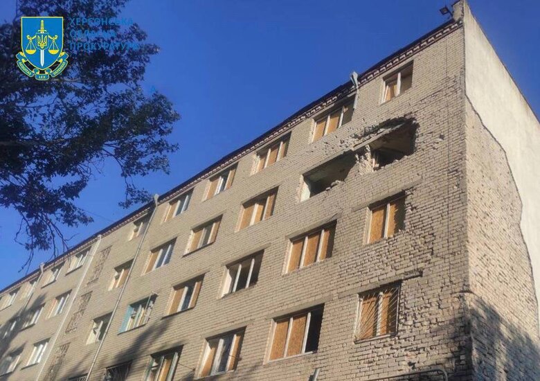 Утром рашисты нанесли удар по Херсону, двое погибших 02