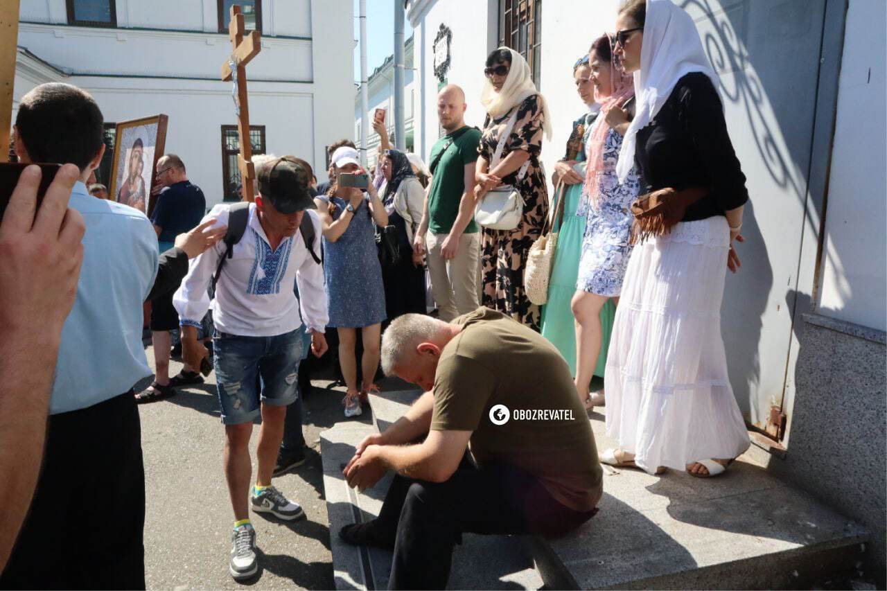 До Києво-Печерської лаври прибула комісія Мінкульту: її представників намагаються заблокувати ченці та віряни УПЦ МП. Фото та відео