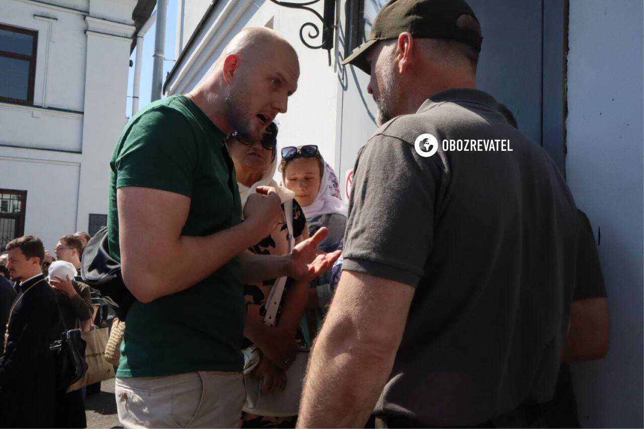 До Києво-Печерської лаври прибула комісія Мінкульту: її представників намагаються заблокувати ченці та віряни УПЦ МП. Фото та відео