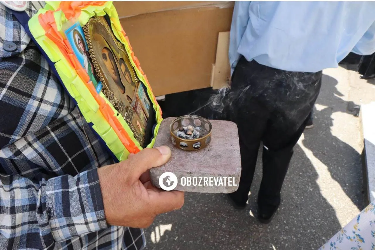 До Києво-Печерської лаври прибула комісія Мінкульту: її представників намагаються заблокувати ченці та віряни УПЦ МП. Фото та відео