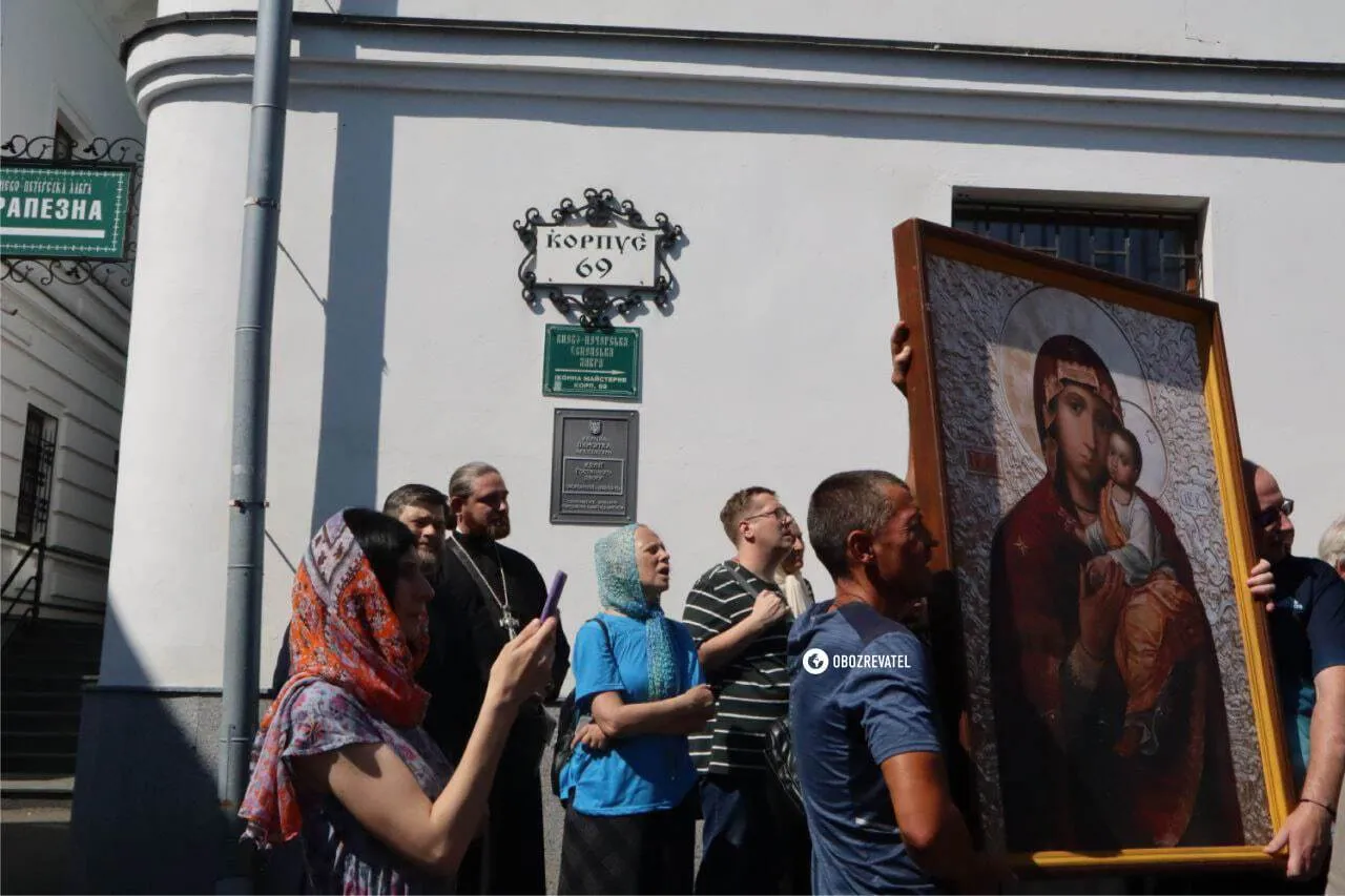 До Києво-Печерської лаври прибула комісія Мінкульту: її представників намагаються заблокувати ченці та віряни УПЦ МП. Фото та відео