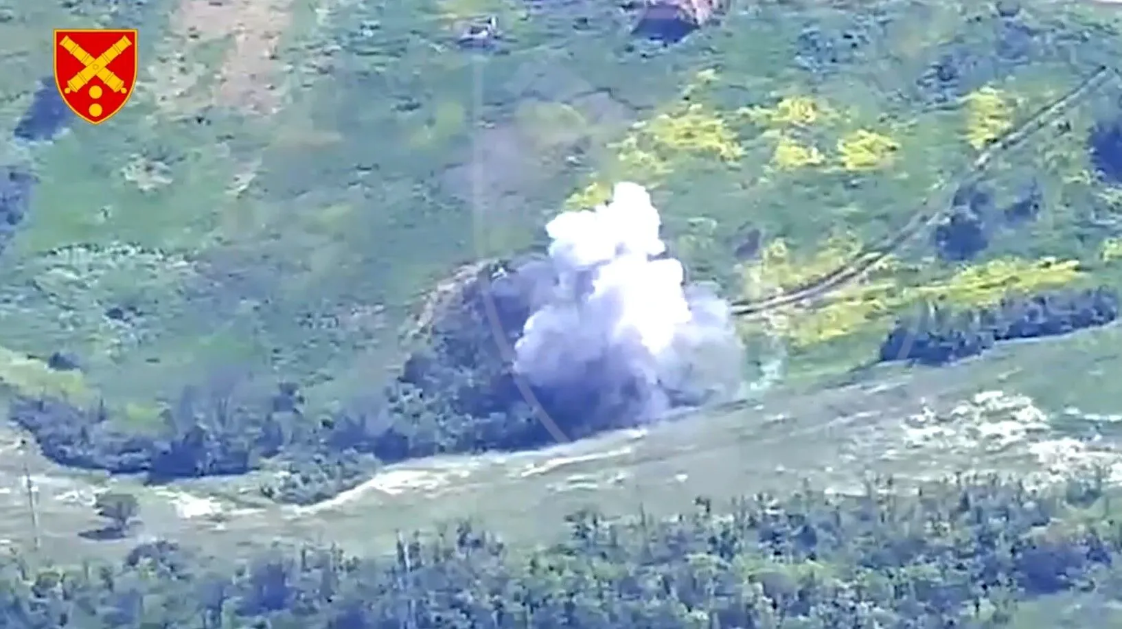 HIMARS відпрацював із хірургічною точністю: у ЗСУ показали ефектні кадри знищення техніки ворога. Відео